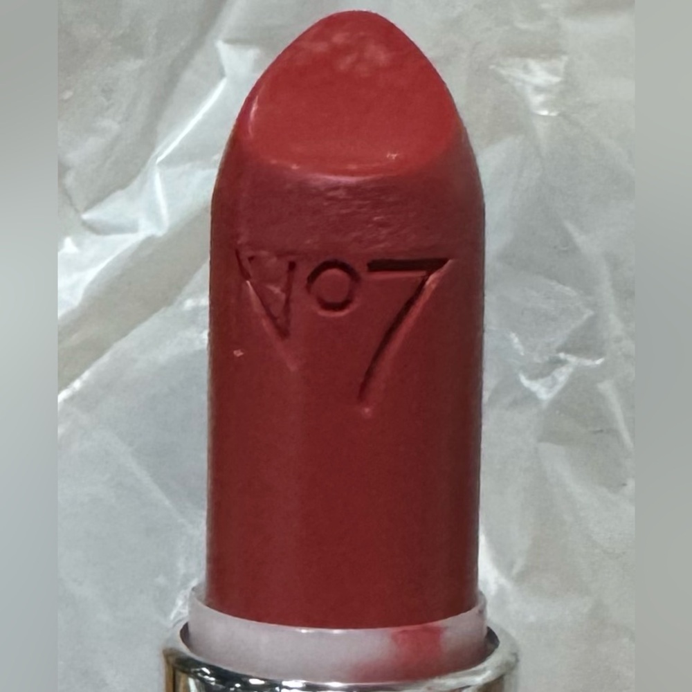 **** LAST ONE **** New Boots No7 Moisture Drench Lipstick Sweet Chestnut 670 - Picture 9 of 10